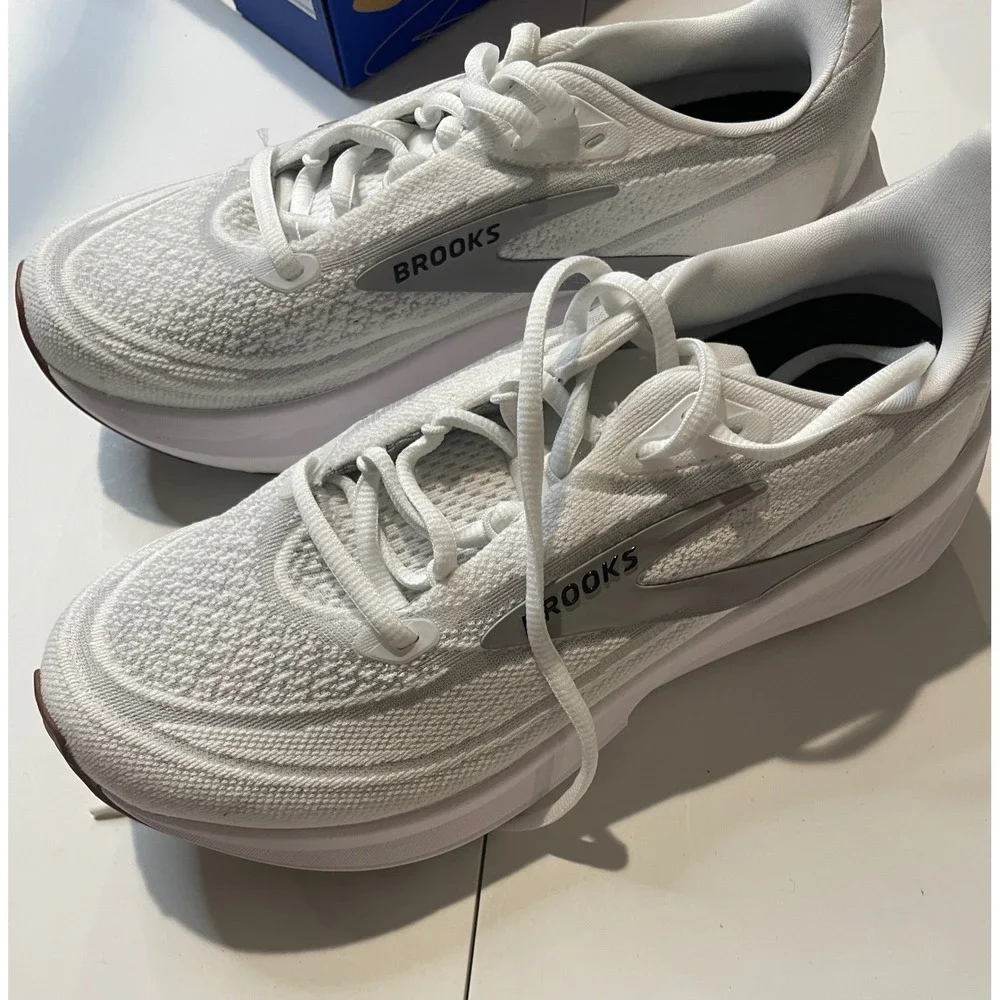 Brooks revel women